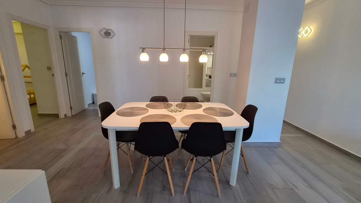 For sale - 3 Bedroom 2 Bathroom Apartment - Middle Floor Apartment in Torrevieja - Torrevieja Centro  - Alicante