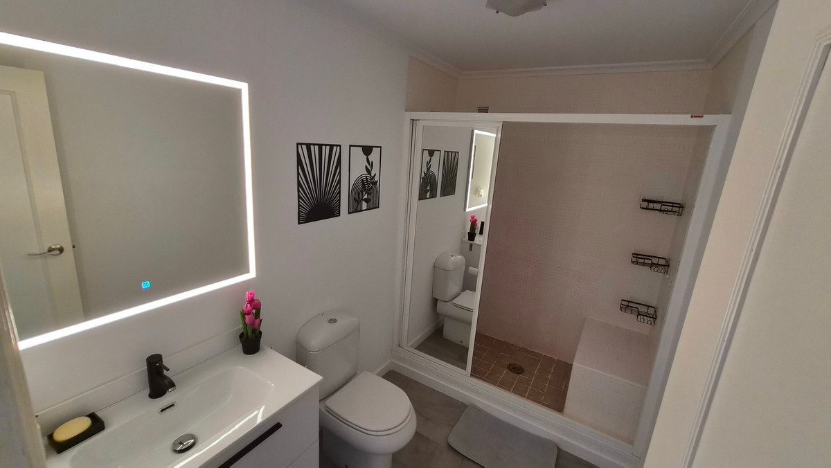 For sale - 3 Bedroom 2 Bathroom Apartment - Middle Floor Apartment in Torrevieja - Torrevieja Centro  - Alicante