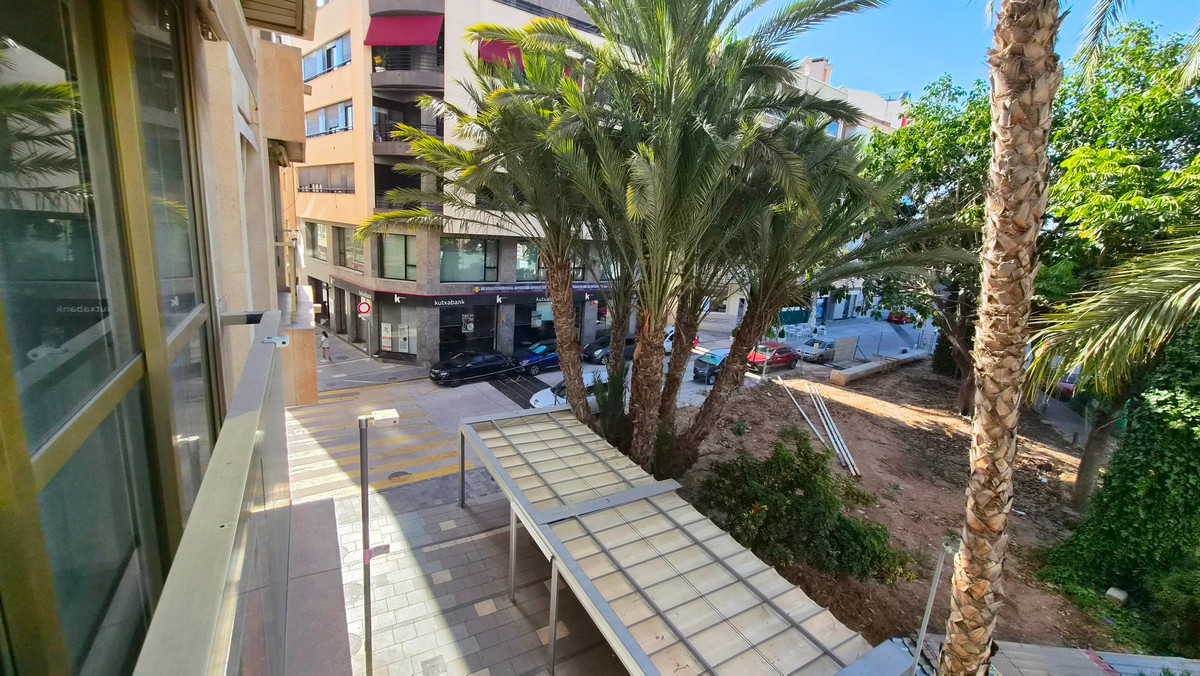 For sale - 3 Bedroom 2 Bathroom Apartment - Middle Floor Apartment in Torrevieja - Torrevieja Centro  - Alicante