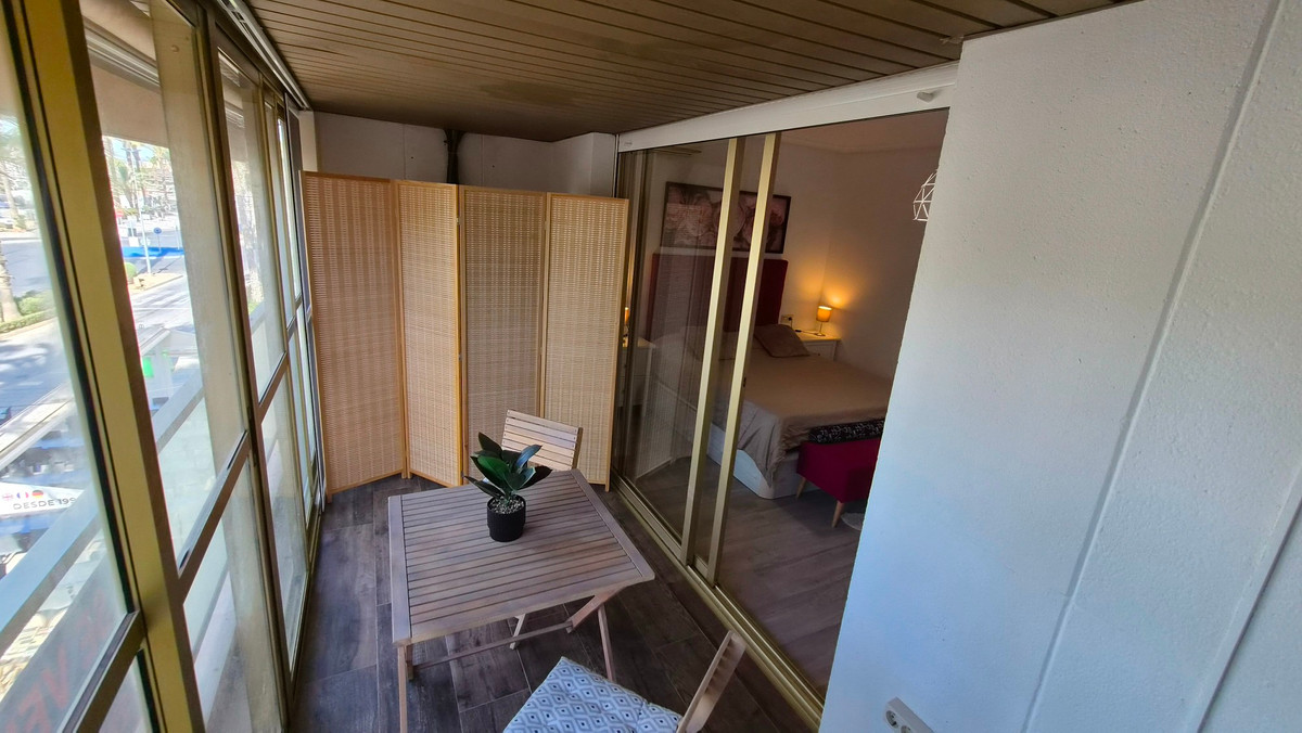 For sale - 3 Bedroom 2 Bathroom Apartment - Middle Floor Apartment in Torrevieja - Torrevieja Centro  - Alicante