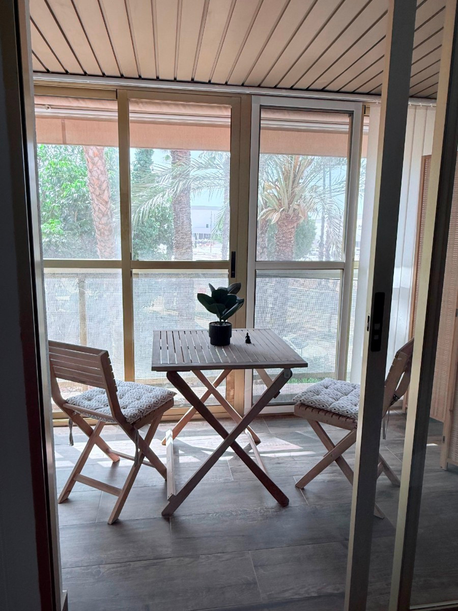 For sale - 3 Bedroom 2 Bathroom Apartment - Middle Floor Apartment in Torrevieja - Torrevieja Centro  - Alicante