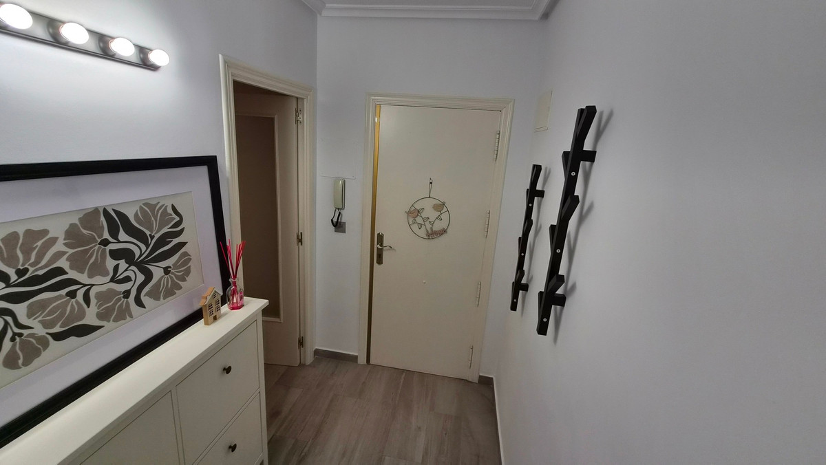 For sale - 3 Bedroom 2 Bathroom Apartment - Middle Floor Apartment in Torrevieja - Torrevieja Centro  - Alicante