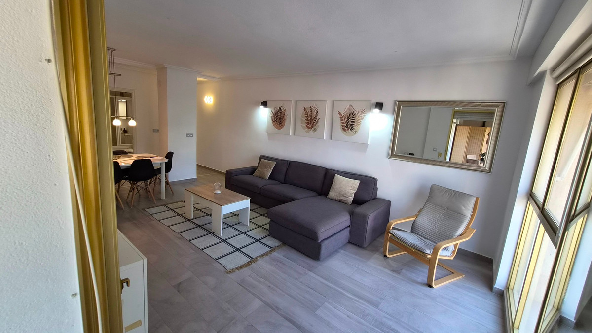 For sale - 3 Bedroom 2 Bathroom Apartment - Middle Floor Apartment in Torrevieja - Torrevieja Centro  - Alicante