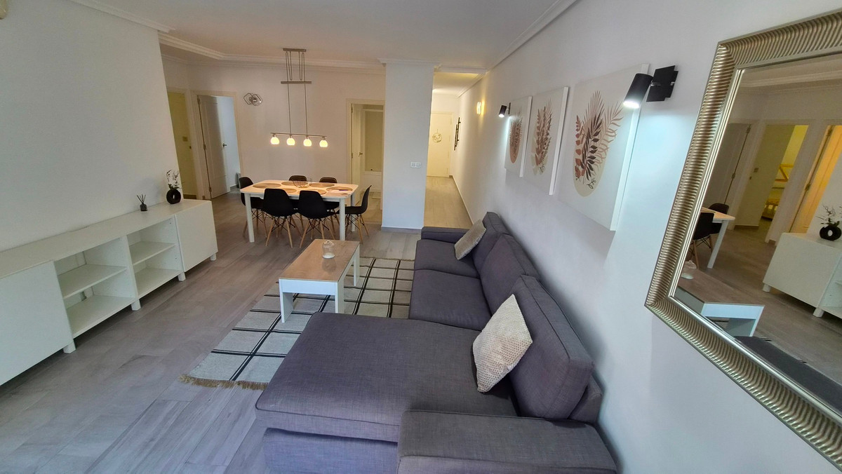 For sale - 3 Bedroom 2 Bathroom Apartment - Middle Floor Apartment in Torrevieja - Torrevieja Centro  - Alicante