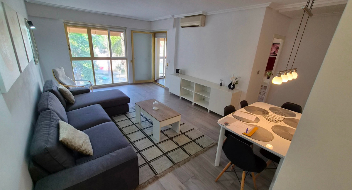 For sale - 3 Bedroom 2 Bathroom Apartment - Middle Floor Apartment in Torrevieja - Torrevieja Centro  - Alicante