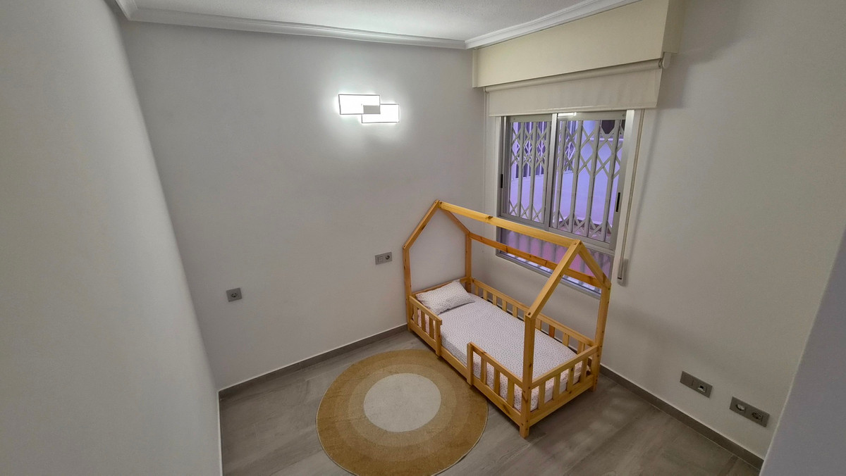 For sale - 3 Bedroom 2 Bathroom Apartment - Middle Floor Apartment in Torrevieja - Torrevieja Centro  - Alicante