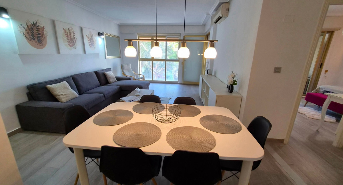 For sale - 3 Bedroom 2 Bathroom Apartment - Middle Floor Apartment in Torrevieja - Torrevieja Centro  - Alicante