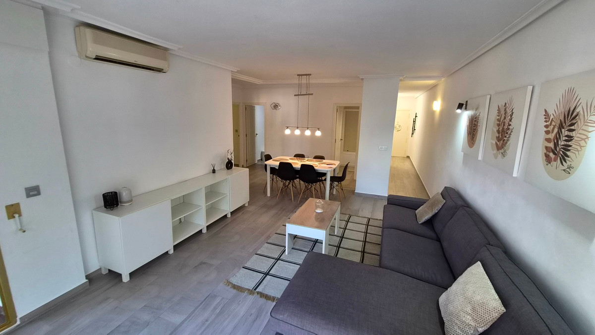 For sale - 3 Bedroom 2 Bathroom Apartment - Middle Floor Apartment in Torrevieja - Torrevieja Centro  - Alicante