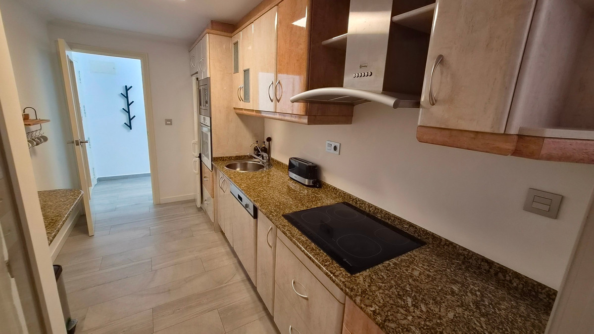 For sale - 3 Bedroom 2 Bathroom Apartment - Middle Floor Apartment in Torrevieja - Torrevieja Centro  - Alicante