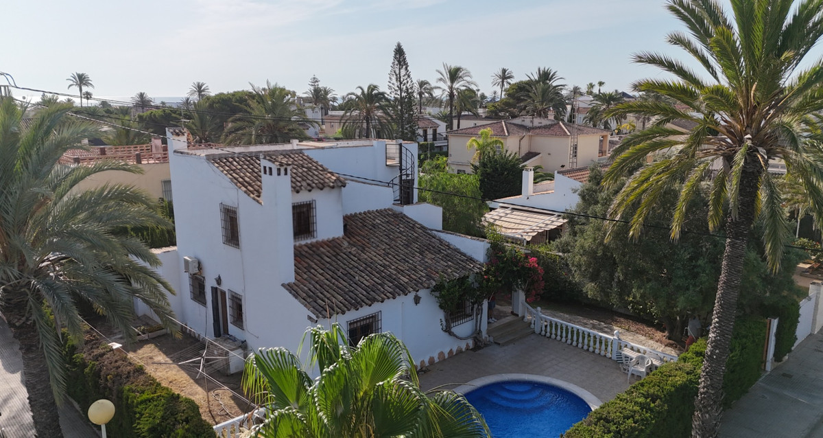 For sale - 4 Bedroom 2 Bathroom Detached Villa in Cabo Roig  - Cabo Roig  - Alicante