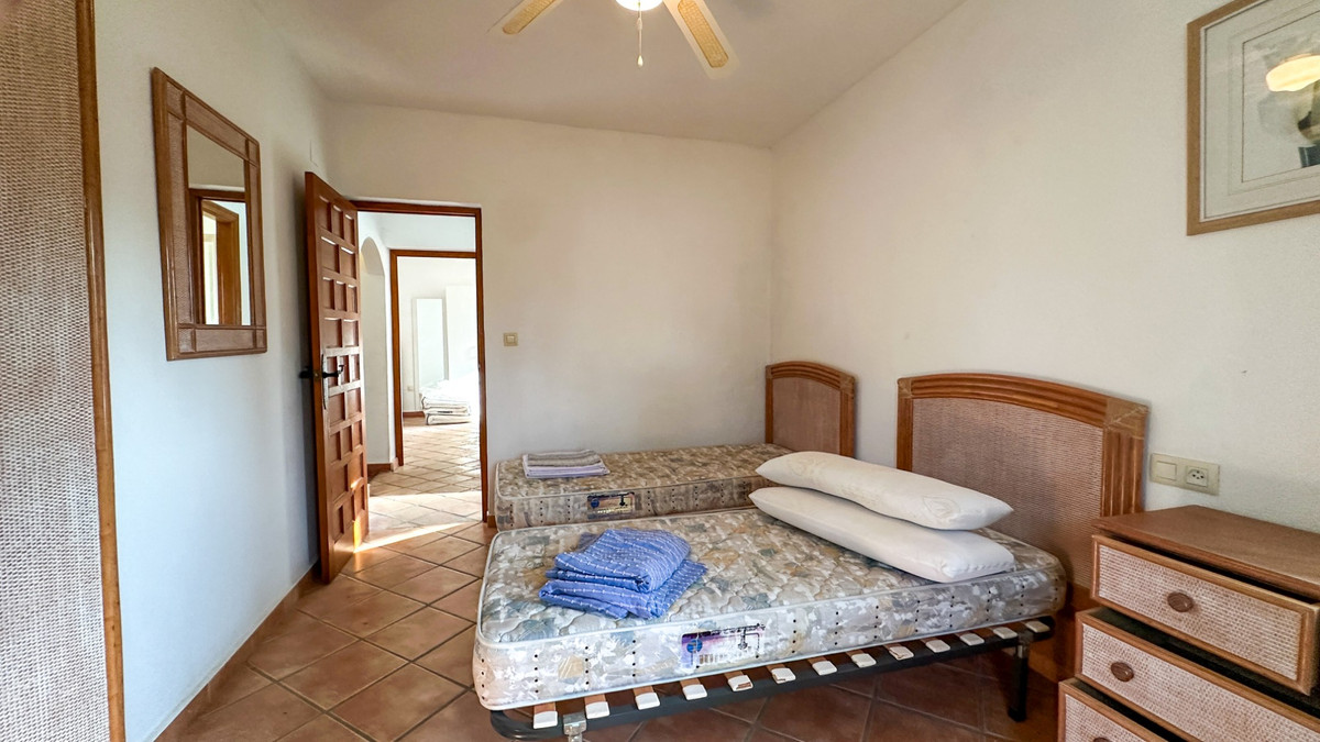 For sale - 4 Bedroom 2 Bathroom Detached Villa in Cabo Roig  - Cabo Roig  - Alicante