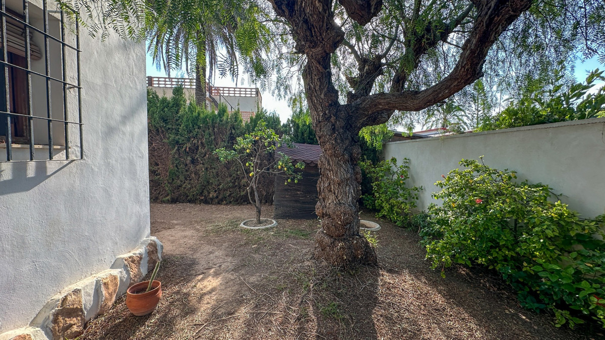 For sale - 4 Bedroom 2 Bathroom Detached Villa in Cabo Roig  - Cabo Roig  - Alicante