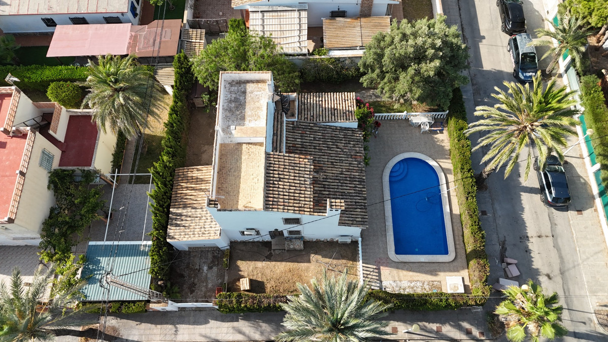 For sale - 4 Bedroom 2 Bathroom Detached Villa in Cabo Roig  - Cabo Roig  - Alicante