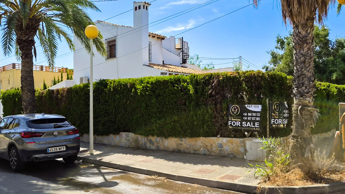 For sale - 4 Bedroom 2 Bathroom Detached Villa in Cabo Roig  - Cabo Roig  - Alicante