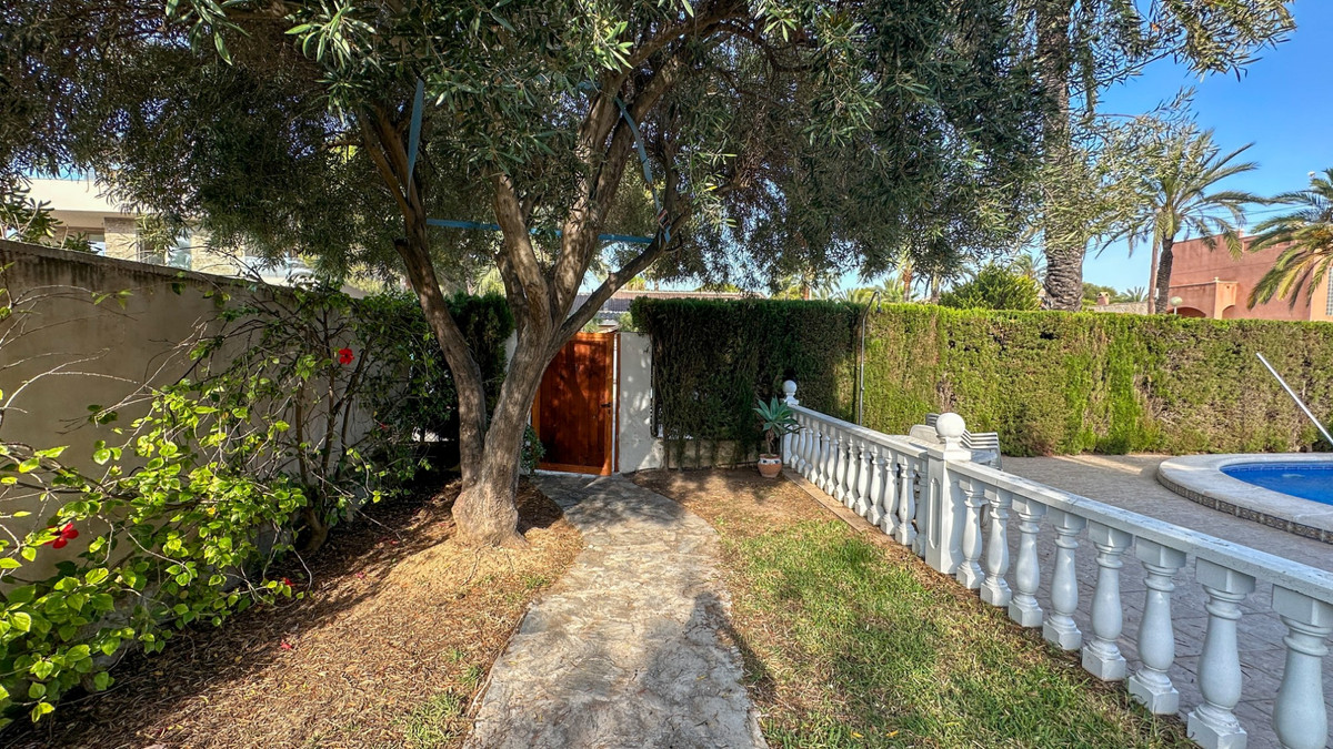 For sale - 4 Bedroom 2 Bathroom Detached Villa in Cabo Roig  - Cabo Roig  - Alicante