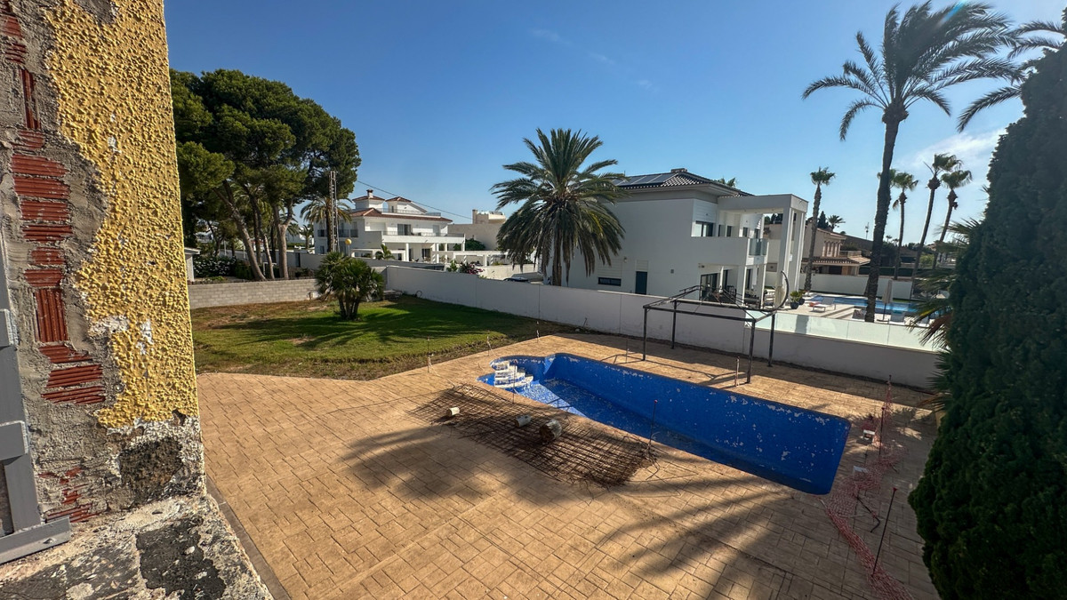 For sale - 5 Bedroom 3 Bathroom House - Detached Villa in Orihuela - Cabo Roig  - Alicante
