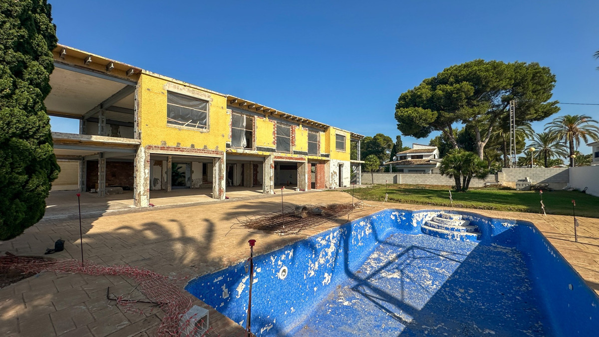 For sale - 5 Bedroom 3 Bathroom House - Detached Villa in Orihuela - Cabo Roig  - Alicante