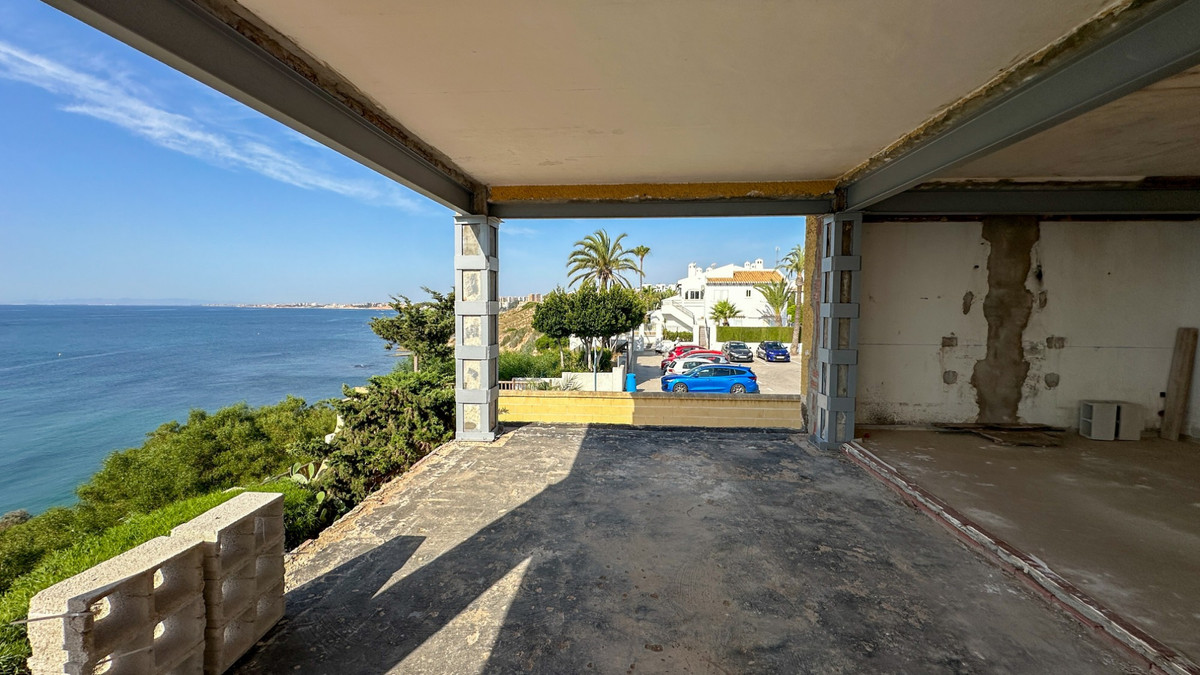 For sale - 5 Bedroom 3 Bathroom House - Detached Villa in Orihuela - Cabo Roig  - Alicante