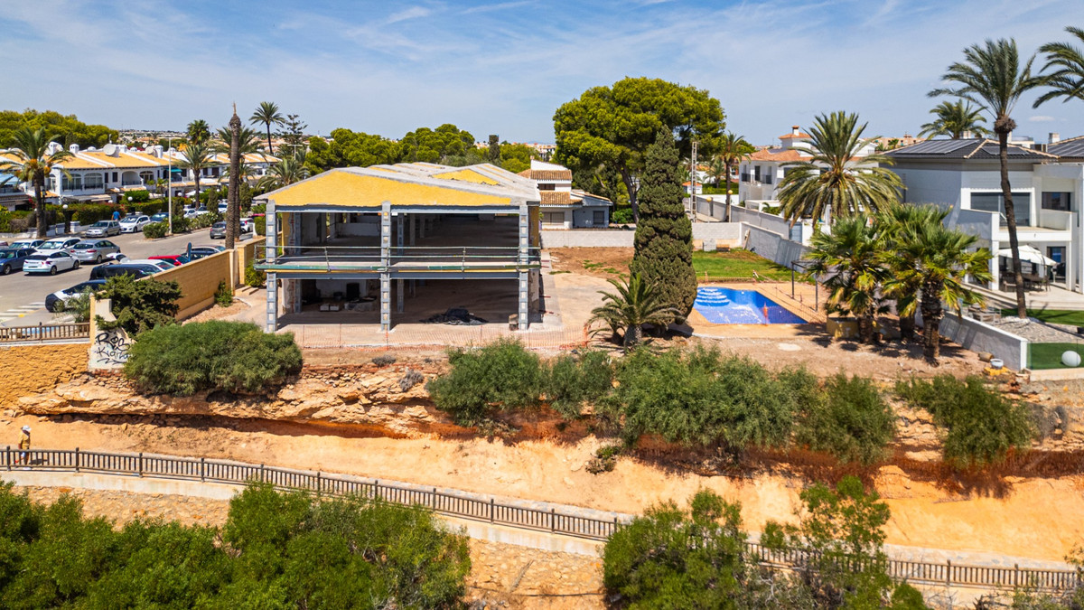 For sale - 5 Bedroom 3 Bathroom House - Detached Villa in Orihuela - Cabo Roig  - Alicante