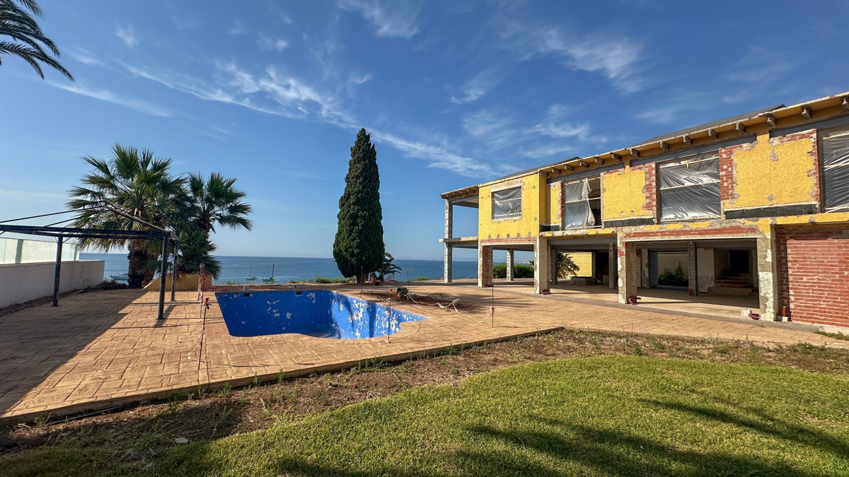 For sale - 5 Bedroom 3 Bathroom House - Detached Villa in Orihuela - Cabo Roig  - Alicante