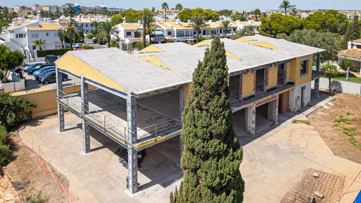 For sale - 5 Bedroom 3 Bathroom House - Detached Villa in Orihuela - Cabo Roig  - Alicante