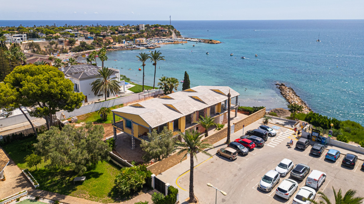 For sale - 5 Bedroom 3 Bathroom House - Detached Villa in Orihuela - Cabo Roig  - Alicante