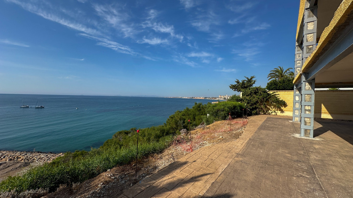 For sale - 5 Bedroom 3 Bathroom House - Detached Villa in Orihuela - Cabo Roig  - Alicante