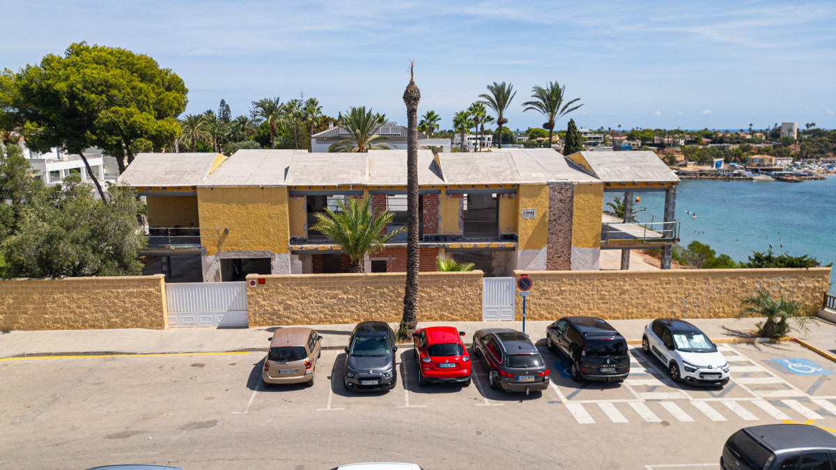 For sale - 5 Bedroom 3 Bathroom House - Detached Villa in Orihuela - Cabo Roig  - Alicante
