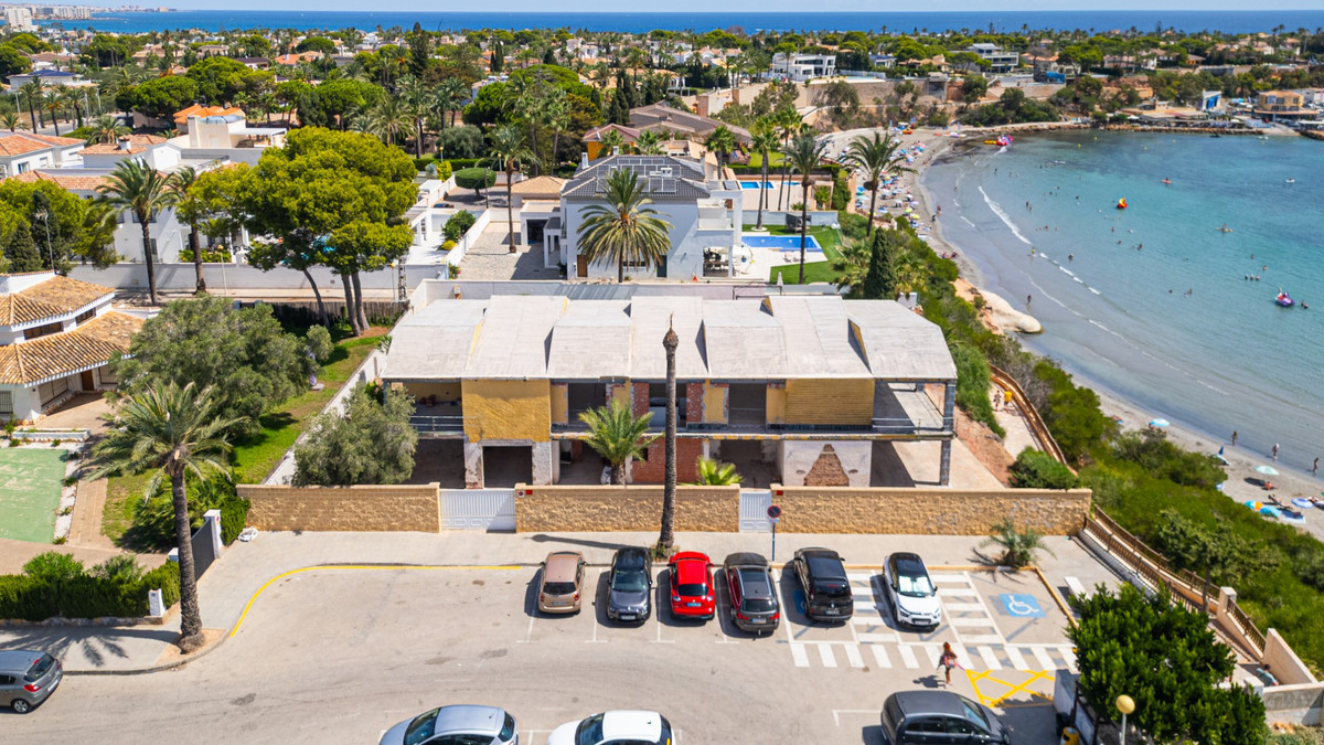 For sale - 5 Bedroom 3 Bathroom House - Detached Villa in Orihuela - Cabo Roig  - Alicante