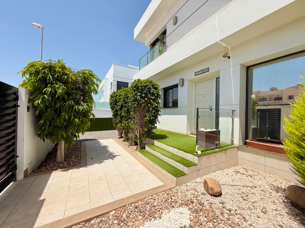 For sale - 4 Bedroom 4 Bathroom House - Detached Villa in Rojales - Ciudad Quesada  - Alicante