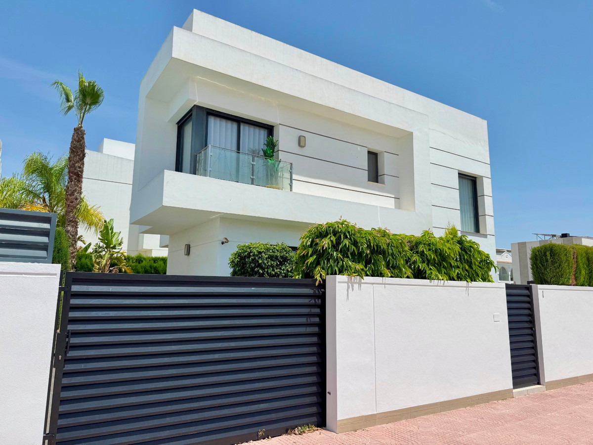 For sale - 4 Bedroom 4 Bathroom House - Detached Villa in Rojales - Ciudad Quesada  - Alicante