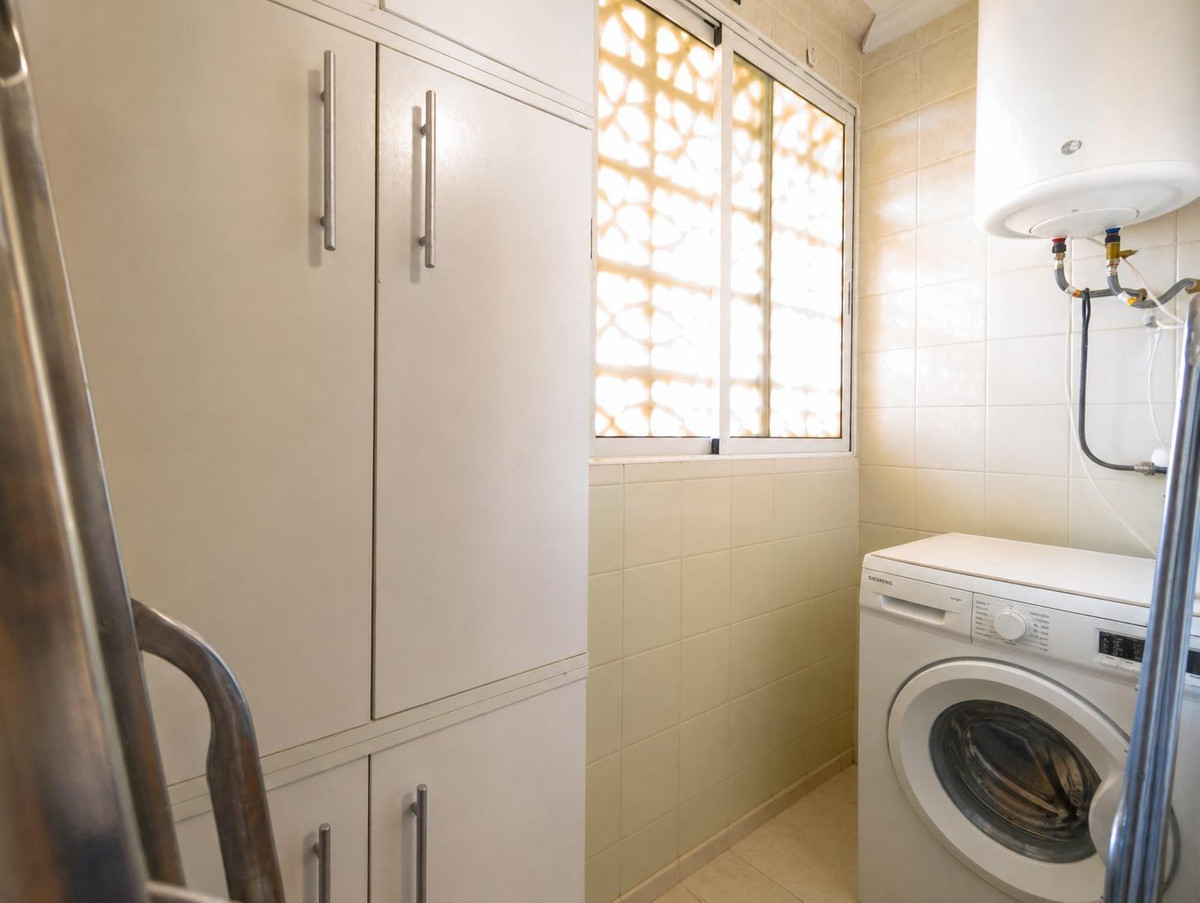 For sale - 2 Bedroom 1 Bathroom Apartment - Middle Floor Apartment in Torrevieja - Torrevieja Centro  - Alicante