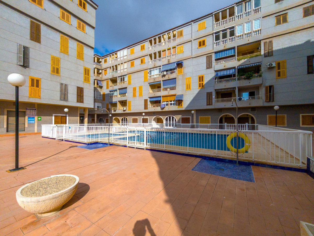 For sale - 2 Bedroom 1 Bathroom Apartment - Middle Floor Apartment in Torrevieja - Torrevieja Centro  - Alicante