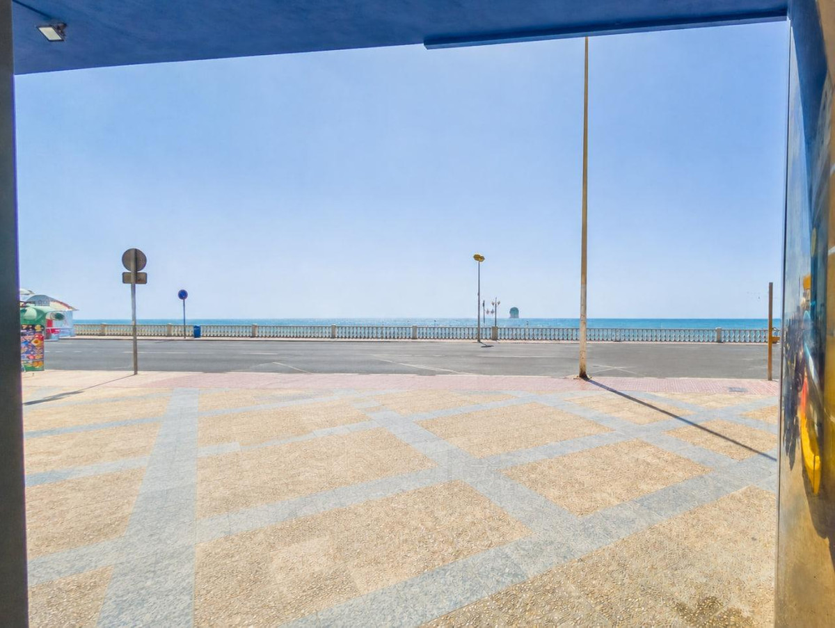 For sale - 2 Bedroom 1 Bathroom Apartment - Middle Floor Apartment in Torrevieja - Playa de los Locos  - Alicante