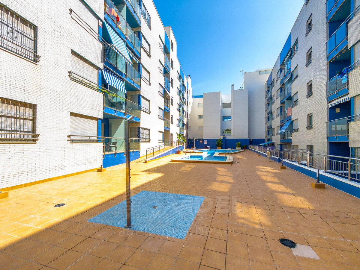 For sale - 2 Bedroom 1 Bathroom Apartment - Middle Floor Apartment in Torrevieja - Playa de los Locos  - Alicante