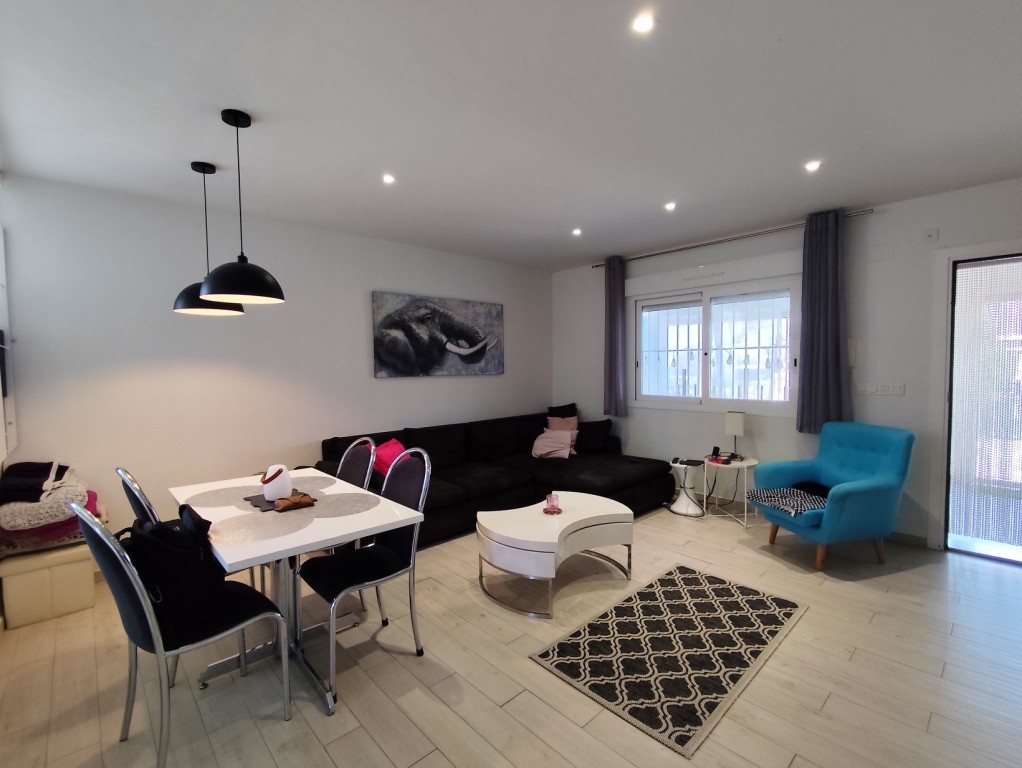 For sale - 4 Bedroom 2 Bathroom Corner townhouse in Torrevieja -  - Alicante