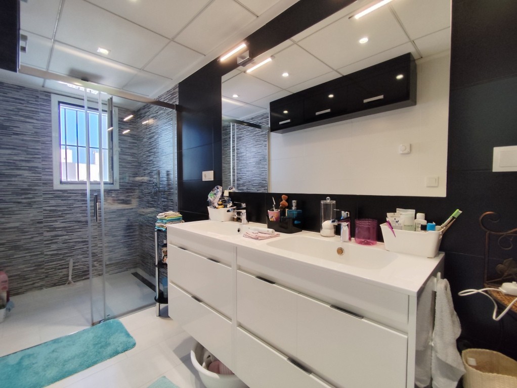For sale - 4 Bedroom 2 Bathroom Corner townhouse in Torrevieja -  - Alicante
