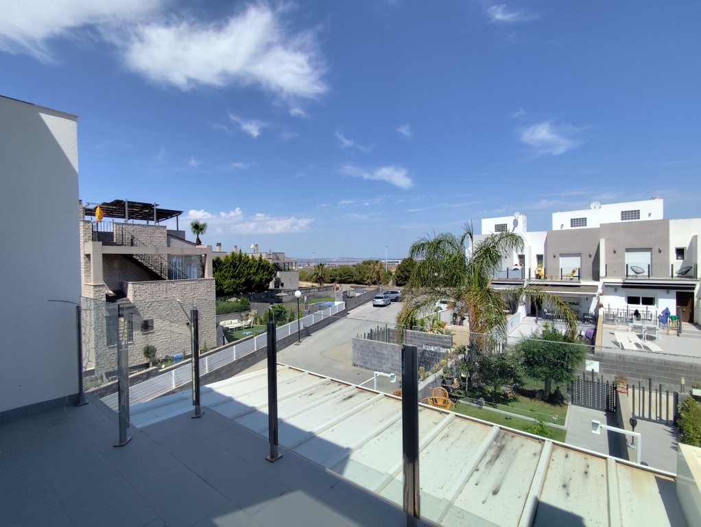 For sale - 4 Bedroom 2 Bathroom Corner townhouse in Torrevieja -  - Alicante