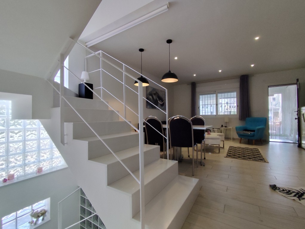 For sale - 4 Bedroom 2 Bathroom Corner townhouse in Torrevieja -  - Alicante