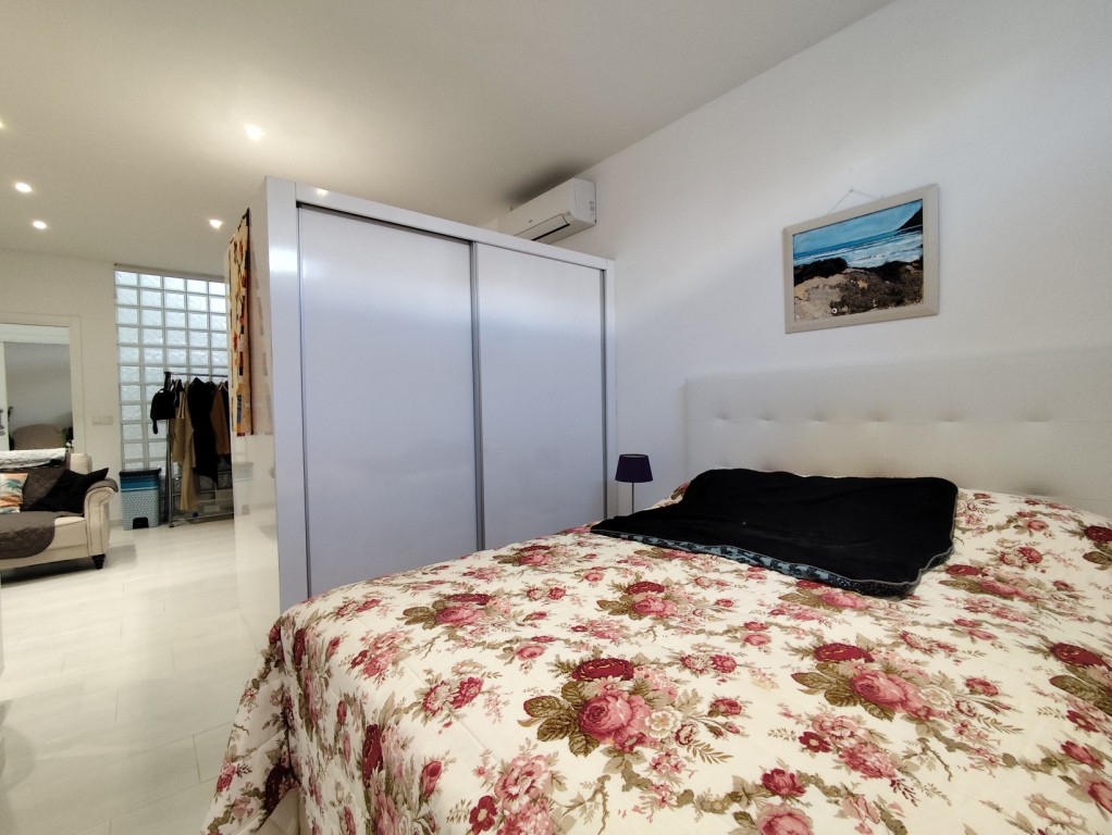 For sale - 4 Bedroom 2 Bathroom Corner townhouse in Torrevieja -  - Alicante