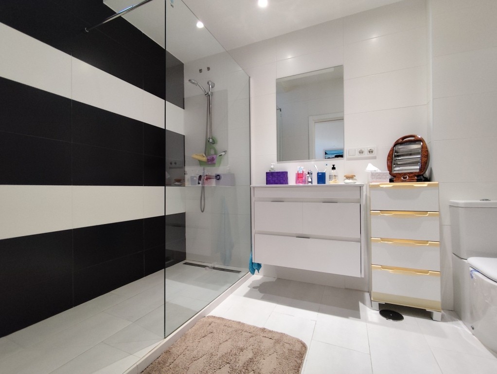 For sale - 4 Bedroom 2 Bathroom Corner townhouse in Torrevieja -  - Alicante