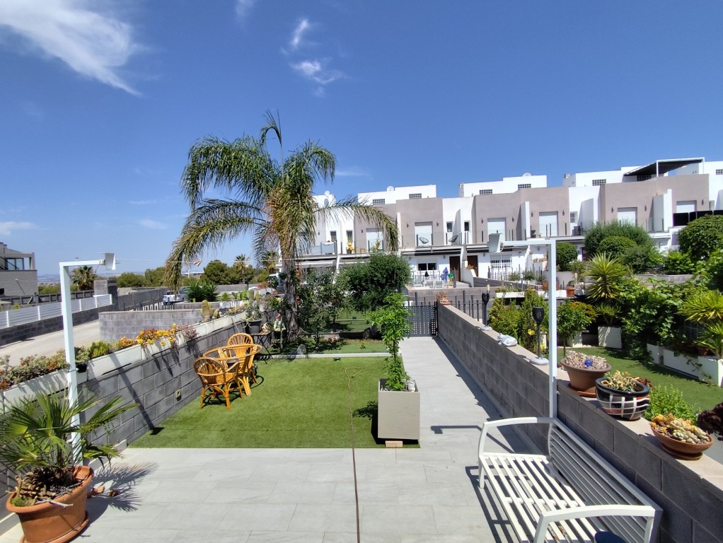 For sale - 4 Bedroom 2 Bathroom Corner townhouse in Torrevieja -  - Alicante