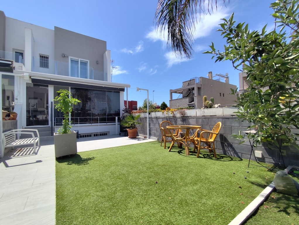 For sale - 4 Bedroom 2 Bathroom Corner townhouse in Torrevieja -  - Alicante