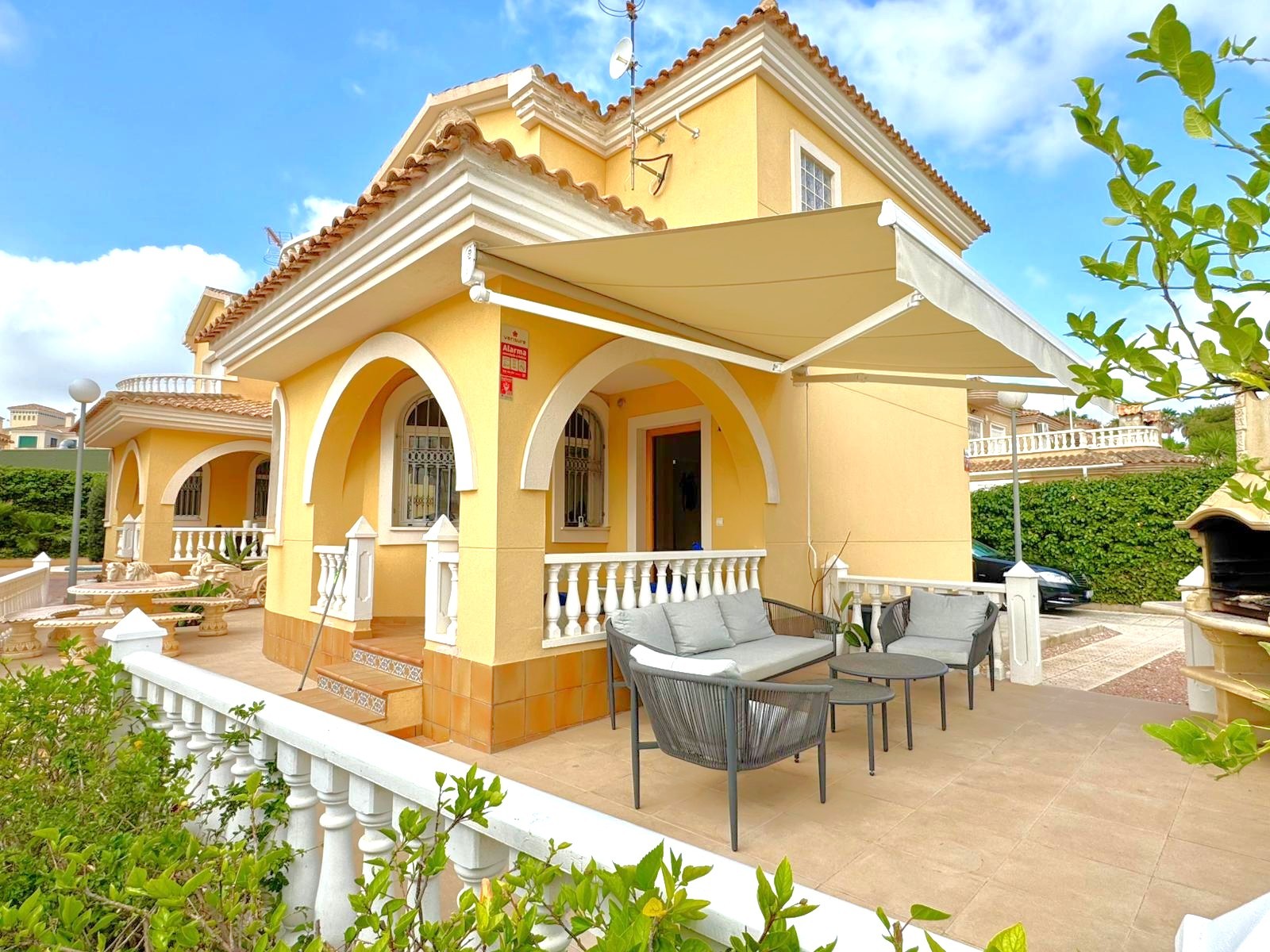 For sale - 3 Bedroom 2 Bathroom Villa in Villamartin - Villamartín  - Alicante