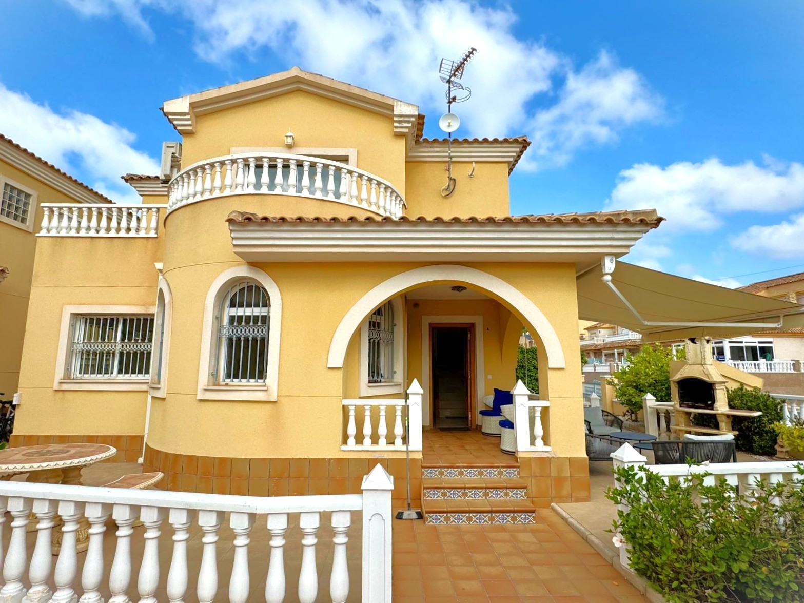 For sale - 3 Bedroom 2 Bathroom Villa in Villamartin - Villamartín  - Alicante