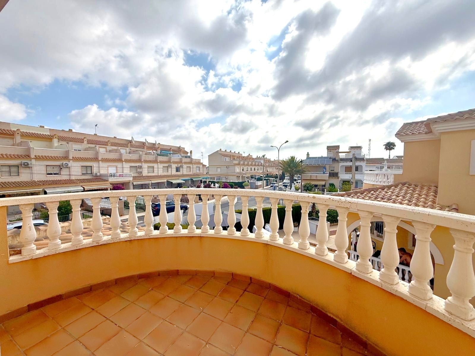 For sale - 3 Bedroom 2 Bathroom Villa in Villamartin - Villamartín  - Alicante