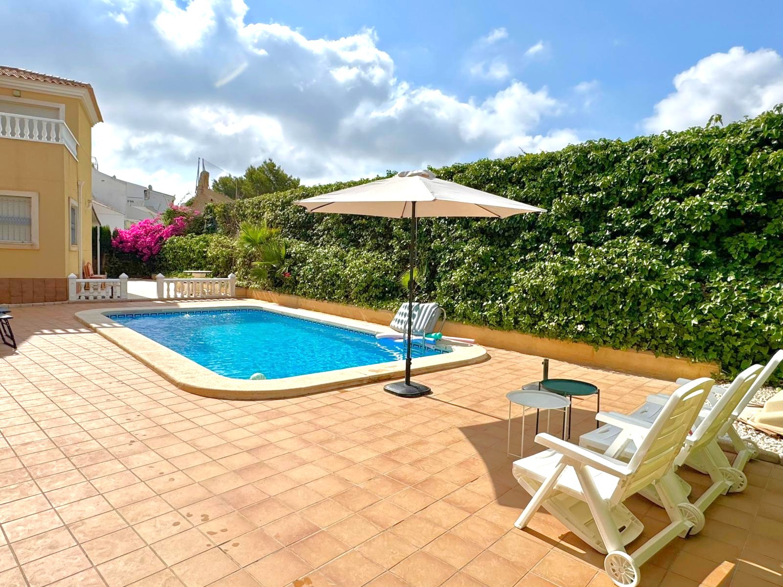 For sale - 3 Bedroom 2 Bathroom Villa in Villamartin - Villamartín  - Alicante