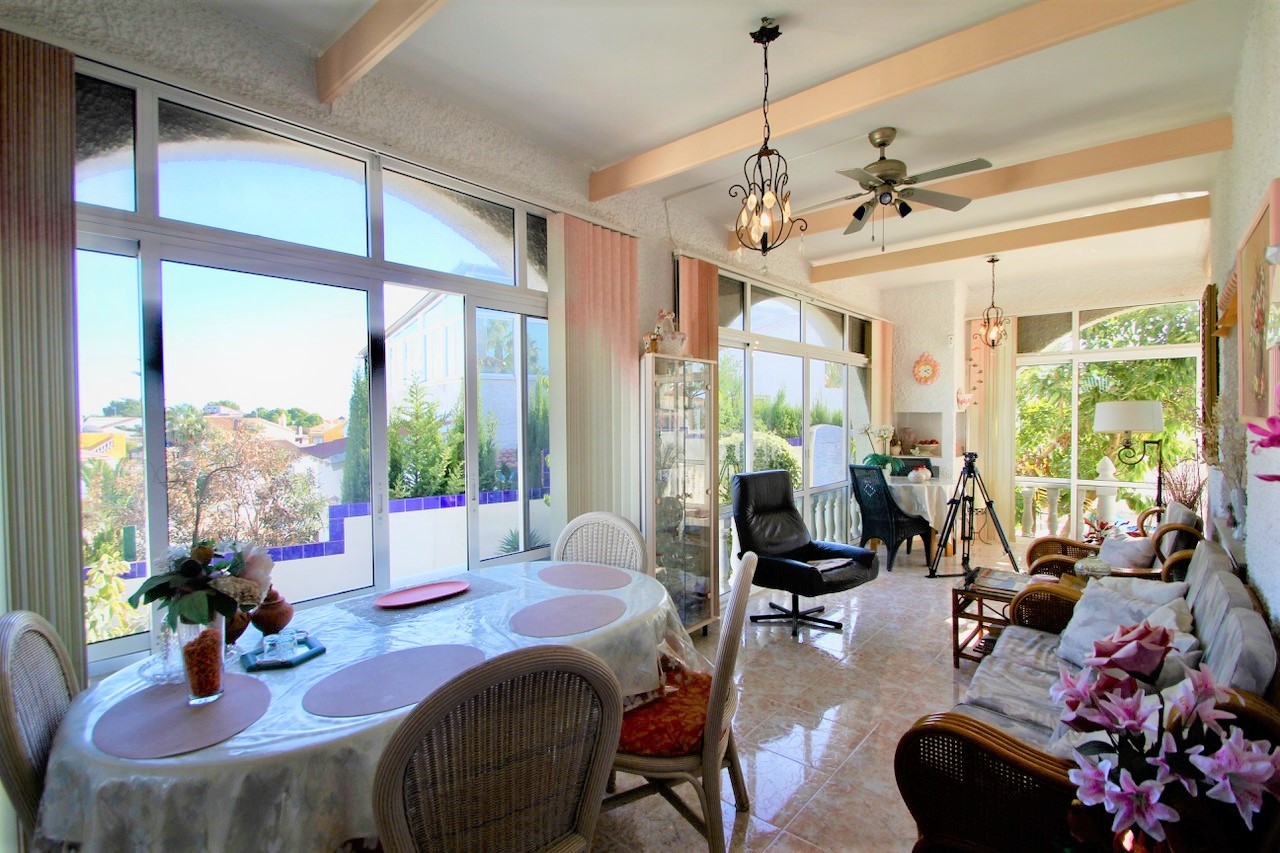For sale - 6 Bedroom 3 Bathroom Villa in Villamartín - Villamartín  - Alicante