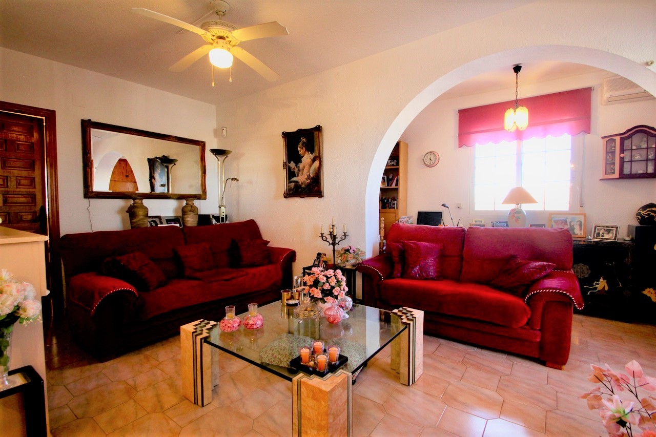 For sale - 6 Bedroom 3 Bathroom Villa in Villamartín - Villamartín  - Alicante