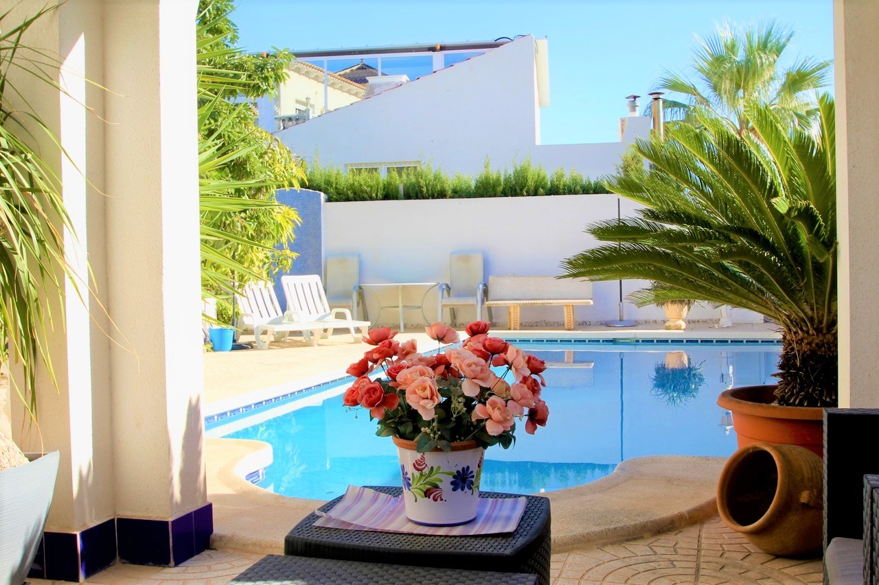 For sale - 6 Bedroom 3 Bathroom Villa in Villamartín - Villamartín  - Alicante